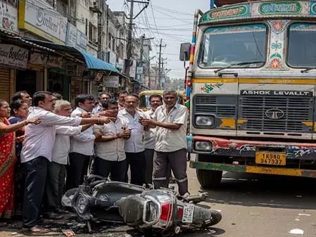 शमशाबाद में तेज रफ्तार ट्रक ने स्कूटर को 2 किमी तक घसीटा, एक घायल शमशाबाद में तेज रफ्तार ट्रक ने स्कूटर को 2 किमी तक घसीटा, एक घायल