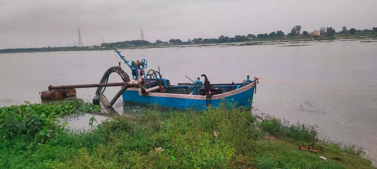 रेत माफियाओं पर प्रशासन की बड़ी कार्रवाई, पहली बार पनडुब्बी मशीन जब्त रेत माफियाओं पर प्रशासन की बड़ी कार्रवाई, पहली बार पनडुब्बी मशीन जब्त