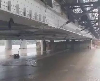 Delhi: बाढ़ के खतरे के बीच अधिकारियों ने पुराने रेलवे पुल को बंद करने का दिया आदेश Delhi: बाढ़ के खतरे के बीच अधिकारियों ने पुराने रेलवे पुल को बंद करने का दिया आदेश