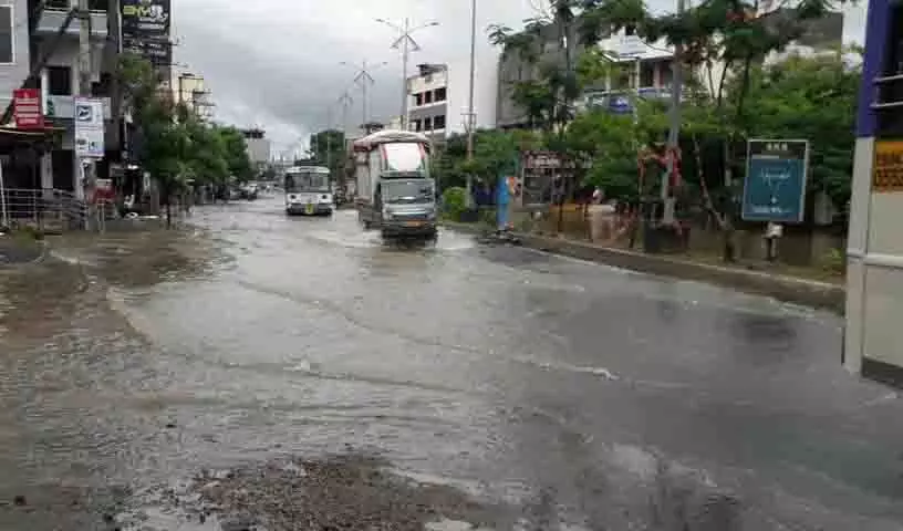 Khammam: भारी बारिश से यातायात बाधित, फसलें जलमग्न Khammam: भारी बारिश से यातायात बाधित, फसलें जलमग्न