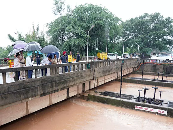 चंडीगढ़ के उपायुक्त निशांत कुमार सहित अधिकारियों ने Sukhna Lake का किया निरीक्षण चंडीगढ़ के उपायुक्त निशांत कुमार सहित अधिकारियों ने Sukhna Lake का किया निरीक्षण