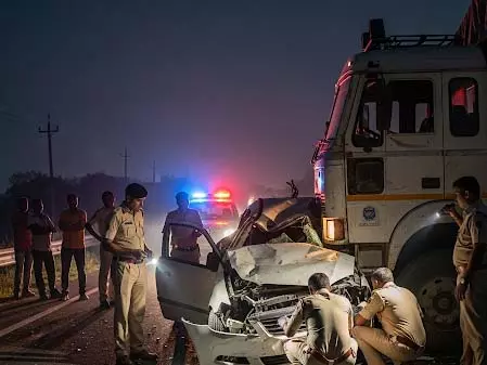तेज रफ्तार कार ने ट्रक को टक्कर मारी, छात्रा की मौत तेज रफ्तार कार ने ट्रक को टक्कर मारी, छात्रा की मौत
