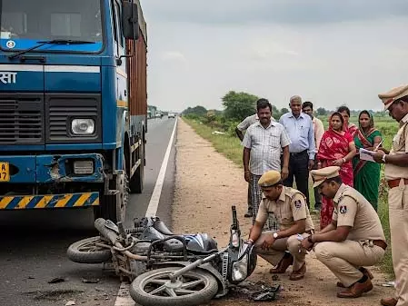 बलरामपुर में तेज रफ्तार ट्रक की टक्कर से बाइक सवार महिला और भांजा की मौत बलरामपुर में तेज रफ्तार ट्रक की टक्कर से बाइक सवार महिला और भांजा की मौत