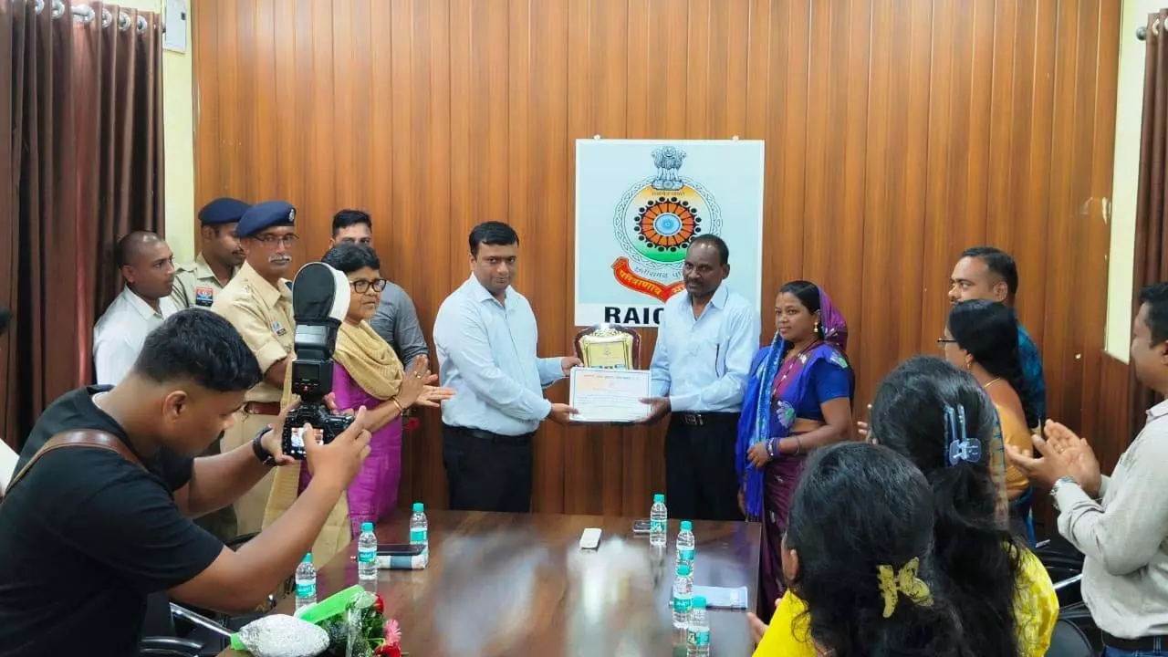 पुलिस के दो पुलिसकर्मी हुए सेवानिवृत्त, पुलिस अधीक्षक ने सेवानिवृत्तों को किया सम्मानित पुलिस के दो पुलिसकर्मी हुए सेवानिवृत्त, पुलिस अधीक्षक ने सेवानिवृत्तों को किया सम्मानित