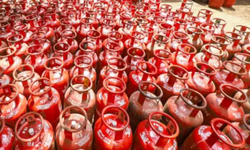 LPG सिलेंडर की कीमत आज से 51 रुपए घटी LPG सिलेंडर की कीमत आज से 51 रुपए घटी