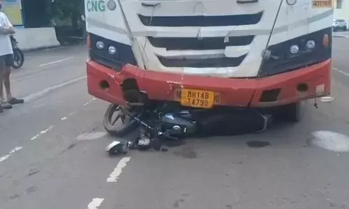 पत्रकार और बच्ची को बस ने कुचला, एक की मौत