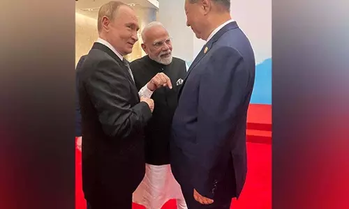 एससीओ शिखर सम्मेलन से पहले मोदी, पुतिन और जिनपिंग ने दिखाई मित्रता एससीओ शिखर सम्मेलन से पहले मोदी, पुतिन और जिनपिंग ने दिखाई मित्रता