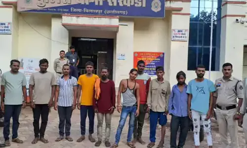 थाना प्रभारी ने 3 मोहल्ले में मारी रेड, 9 बदमाश अरेस्ट थाना प्रभारी ने 3 मोहल्ले में मारी रेड, 9 बदमाश अरेस्ट