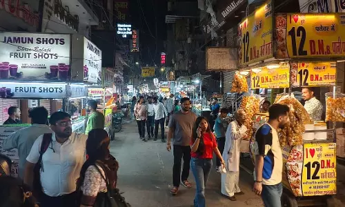 Indore : दो पहचानों के बीच टकराव, व्यापारियों ने चल रही रस्साकशी के बीच समय बढ़ाया Indore : दो पहचानों के बीच टकराव, व्यापारियों ने चल रही रस्साकशी के बीच समय बढ़ाया