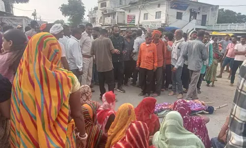 MP : सतना में अंतिम संस्कार सहायता को लेकर ग्रामीणों ने शव के साथ सड़क जाम कर दिया