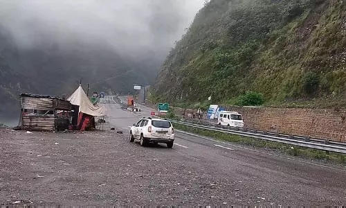 Jammu-Srinagar हाईवे आंशिक रूप से खुला, फंसे वाहन हटाए जा रहे Jammu-Srinagar हाईवे आंशिक रूप से खुला, फंसे वाहन हटाए जा रहे
