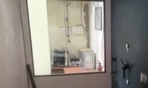 रायपुर : बैंक में चोरी की कोशिश, तेलीबांधा पुलिस की टीम पहुंची जोरा रायपुर : बैंक में चोरी की कोशिश, तेलीबांधा पुलिस की टीम पहुंची जोरा