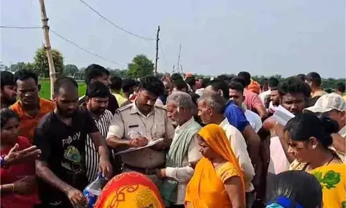 Bihar: खेत में बिजली गिरने से तीन लोगों की मौत, अन्य घायल Bihar: खेत में बिजली गिरने से तीन लोगों की मौत, अन्य घायल