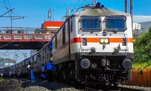 Narmadapuram: रेलवे ने शुरू की 150 पूजा स्पेशल ट्रेनें Narmadapuram: रेलवे ने शुरू की 150 पूजा स्पेशल ट्रेनें