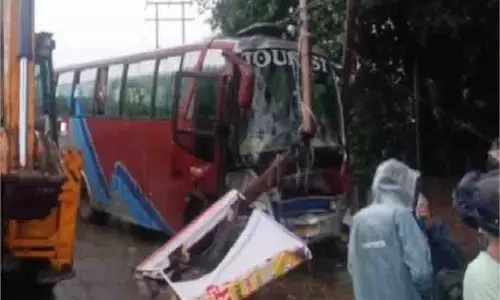 Uttarakhand: यात्रियों से भरी बस दुर्घटनाग्रस्त,मची चीख-पुकार Uttarakhand: यात्रियों से भरी बस दुर्घटनाग्रस्त,मची चीख-पुकार