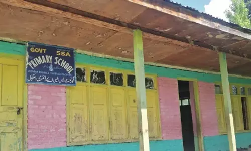 Kupwara राजवार में एक कमरे में सिमटा सरकारी प्राथमिक विद्यालय