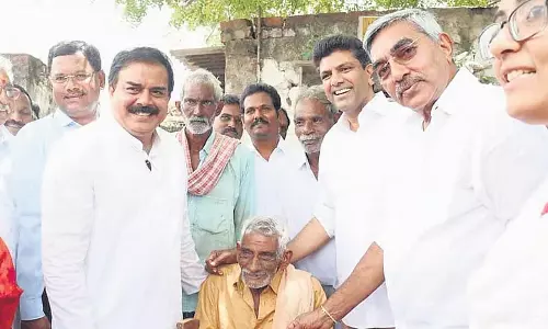 Andhra: मंत्रियों ने तेनाली में स्मार्ट राशन कार्ड अभियान का शुभारंभ किया Andhra: मंत्रियों ने तेनाली में स्मार्ट राशन कार्ड अभियान का शुभारंभ किया