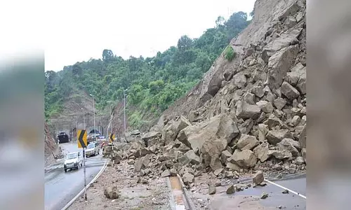 केदारनाथ राजमार्ग पर भूस्खलन: दो की मौत केदारनाथ राजमार्ग पर भूस्खलन: दो की मौत