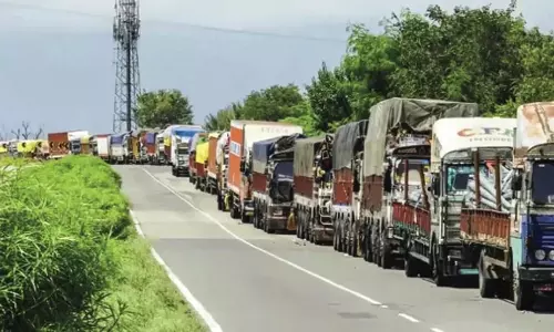 राजमार्ग बंद, 100 करोड़ की फसल फंसी: कश्मीर के किसान राजमार्ग बंद, 100 करोड़ की फसल फंसी: कश्मीर के किसान