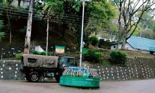 Subathu में अड़चन, सेना के प्रतिबंधों के कारण ट्रक चालकों को महंगा रास्ता अपनाना पड़ रहा Subathu में अड़चन, सेना के प्रतिबंधों के कारण ट्रक चालकों को महंगा रास्ता अपनाना पड़ रहा