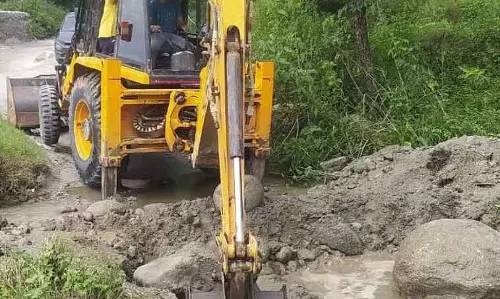 Palampur: वन विभाग ने अवैध खनन वाली सड़कें गिराईं Palampur: वन विभाग ने अवैध खनन वाली सड़कें गिराईं