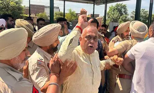Punjab: आप और भाजपा के बीच वर्चस्व की लड़ाई, कांग्रेस संपर्क अभियान में ‘लड़खड़ा’ रही