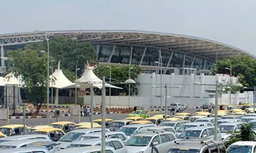Chennai हवाई अड्डे पर लावारिस छोड़े गए एक बक्से से हड़कंप Chennai हवाई अड्डे पर लावारिस छोड़े गए एक बक्से से हड़कंप