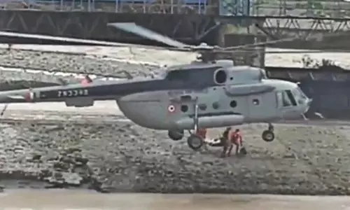 IAF हेलीकॉप्टर ने रावी नदी में एक पहिये पर किया साहसिक बचाव IAF हेलीकॉप्टर ने रावी नदी में एक पहिये पर किया साहसिक बचाव