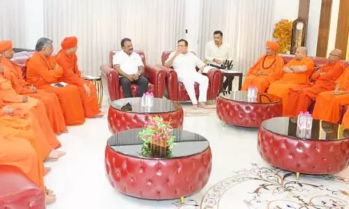 के.एन. राजन्ना के घर पर मठाधीशों की बैठक: प्रतिनिधिमंडल के दिल्ली रवाना होने की तैयारी के.एन. राजन्ना के घर पर मठाधीशों की बैठक: प्रतिनिधिमंडल के दिल्ली रवाना होने की तैयारी