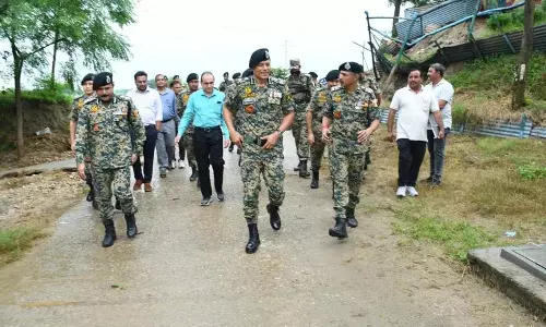 BSF DG ने जम्मू में भारत-पाक सीमा के बाढ़ प्रभावित क्षेत्रों का दौरा किया BSF DG ने जम्मू में भारत-पाक सीमा के बाढ़ प्रभावित क्षेत्रों का दौरा किया