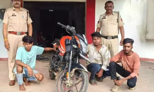 मोबाइल और कैश की लूट, 3 बदमाश लड़के गिरफ्तार मोबाइल और कैश की लूट, 3 बदमाश लड़के गिरफ्तार