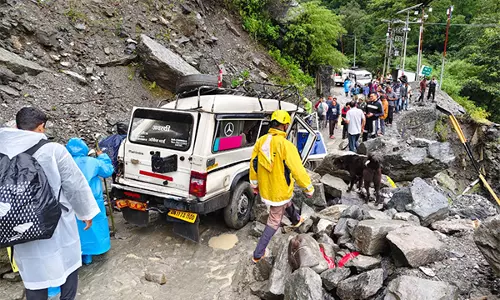 Rudraprayag में पत्थर गिरने से वाहन की चपेट में आने से 2 की मौत, 3 घायल Rudraprayag में पत्थर गिरने से वाहन की चपेट में आने से 2 की मौत, 3 घायल