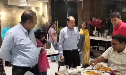 डॉक्टर ने खाने में ऑर्डर किया वेज बिरयानी, कॉकरोच मिलने पर हंगामा डॉक्टर ने खाने में ऑर्डर किया वेज बिरयानी, कॉकरोच मिलने पर हंगामा