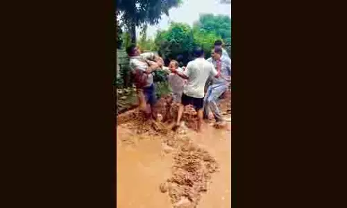 Zirakpur: हाउसिंग सोसाइटी में सीवर के काम को लेकर विवाद हुआ और बिगड़ गया Zirakpur: हाउसिंग सोसाइटी में सीवर के काम को लेकर विवाद हुआ और बिगड़ गया