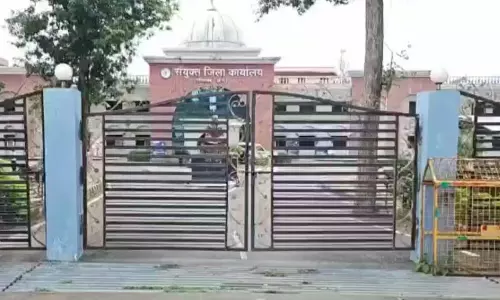 कलेक्टर ने बंद किया कलेक्ट्रेट का गेट, लेट से ड्यूटी में आए अधिकारी और कर्मचारी में मचा  हड़कंप