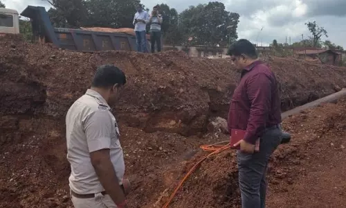 श्रम आयुक्त ने पाइपलाइन बिछाने के दौरान श्रमिक की मौत जांच की श्रम आयुक्त ने पाइपलाइन बिछाने के दौरान श्रमिक की मौत जांच की