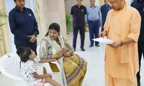 Lucknow: कानपुर की बच्ची ने सीएम योगी से पढ़ाई का सपना साझा किया Lucknow: कानपुर की बच्ची ने सीएम योगी से पढ़ाई का सपना साझा किया