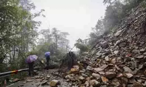 Shimla: लगातार बारिश के कारण भूस्खलन से तीन लोगों की मौत