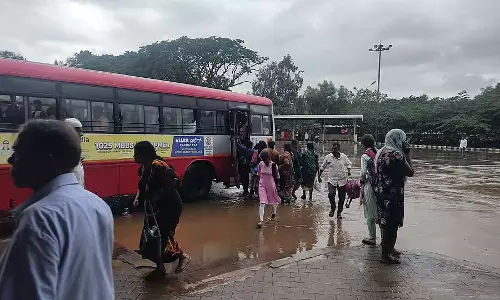 Gubbi : गंदे पानी में चलते लोग
