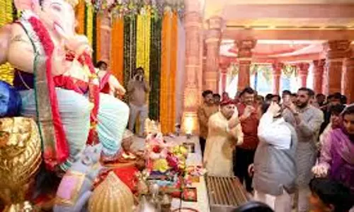 Mumbai: नड्डा ने लालबाग राजा का आशीर्वाद लिया Mumbai: नड्डा ने लालबाग राजा का आशीर्वाद लिया