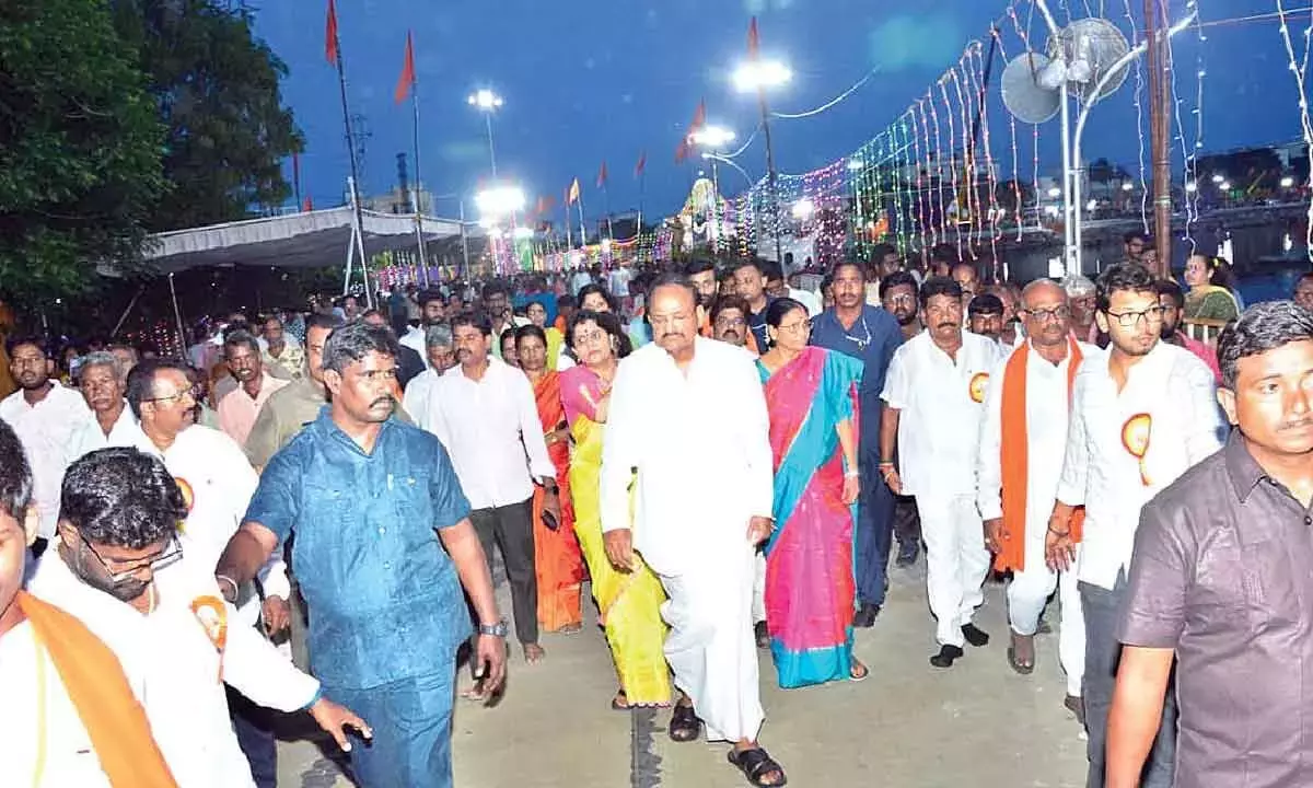 गणेश उत्सव देशभक्ति और भक्ति का मिश्रण है: वेंकैया गणेश उत्सव देशभक्ति और भक्ति का मिश्रण है: वेंकैया