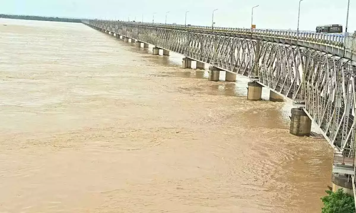 Andhra: गोदावरी नदी एक बार फिर उफान पर Andhra: गोदावरी नदी एक बार फिर उफान पर