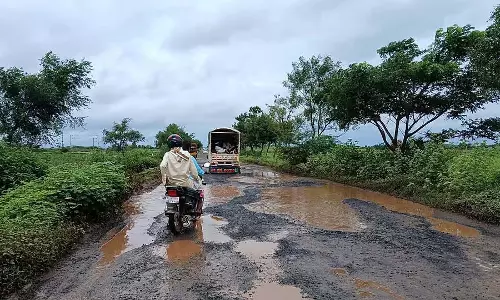 Bagalkot : गड्ढों वाली सड़कों पर यातायात दयनीय