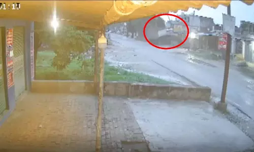 OMG! रफ्तार का कहर CCTV कैमरे में कैद, डंपर अनियंत्रित हुआ OMG! रफ्तार का कहर CCTV कैमरे में कैद, डंपर अनियंत्रित हुआ