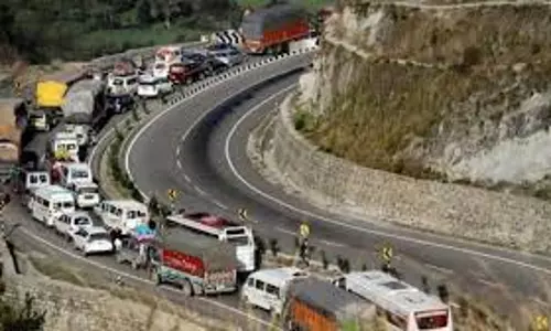 Jammu: राष्ट्रीय राजमार्ग आंशिक रूप से वाहनों के लिए खुला Jammu: राष्ट्रीय राजमार्ग आंशिक रूप से वाहनों के लिए खुला