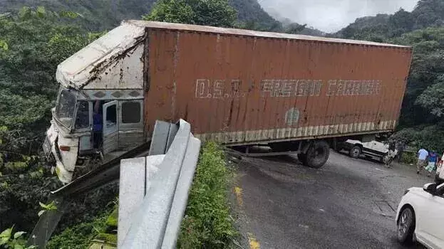 Kerala: थमारास्सेरी घाट रोड पर दुर्घटना, लॉरी खाई में गिरी Kerala: थमारास्सेरी घाट रोड पर दुर्घटना, लॉरी खाई में गिरी