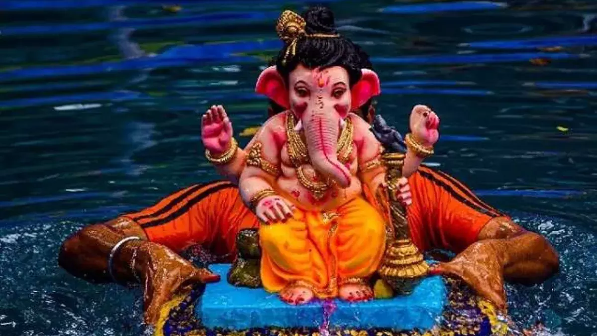 Mumbai: गणेशोत्सव पर उत्साह, मूर्तियों का विसर्जन