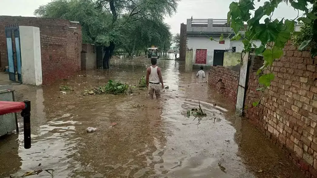 Hanumangarh में बारिश का कहर, जीवन अस्त-व्यस्त Hanumangarh में बारिश का कहर, जीवन अस्त-व्यस्त