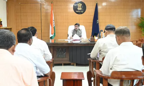 कलेक्टर ने की खाद भण्डारण व वितरण की समीक्षा