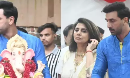 Ranbir Kapoor ने मां नीतू के साथ बप्पा को विदाई देते हुए फोटो खिंचवाई